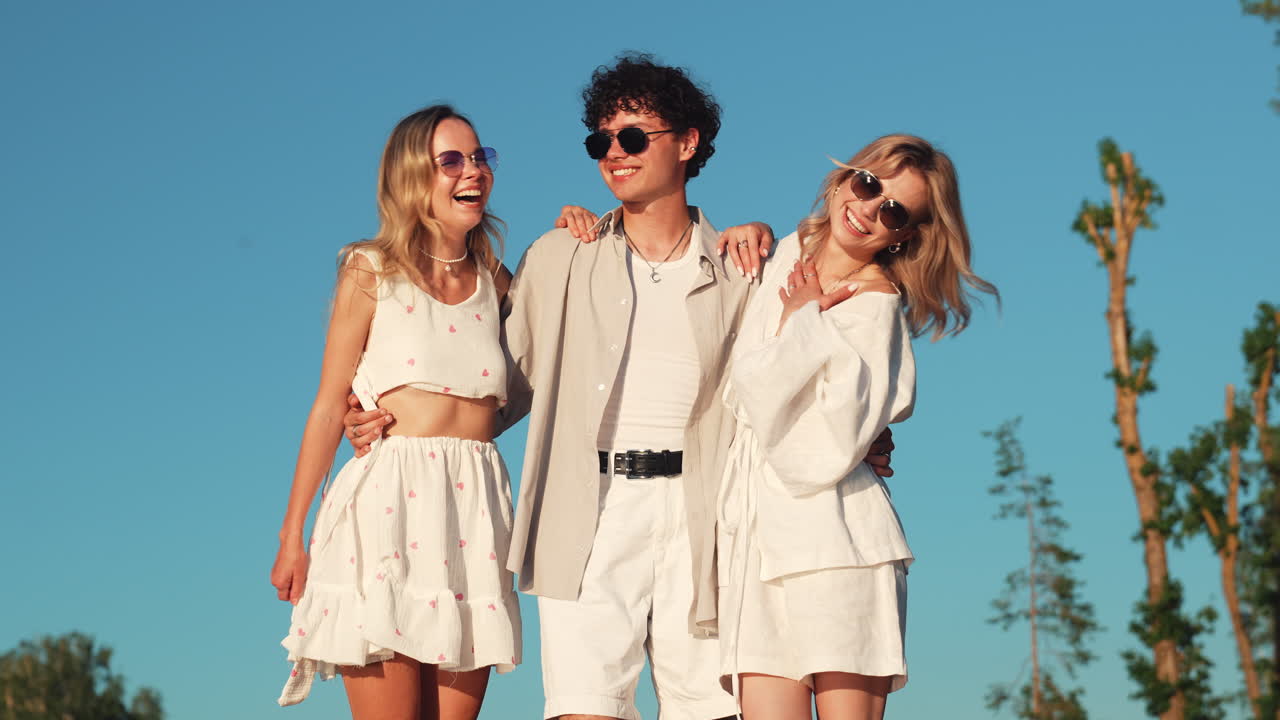 야외 에서 재미 를 느끼는 친구 들 의 모임