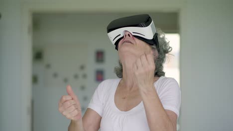 una mujer mayor sonriente con gafas vr.