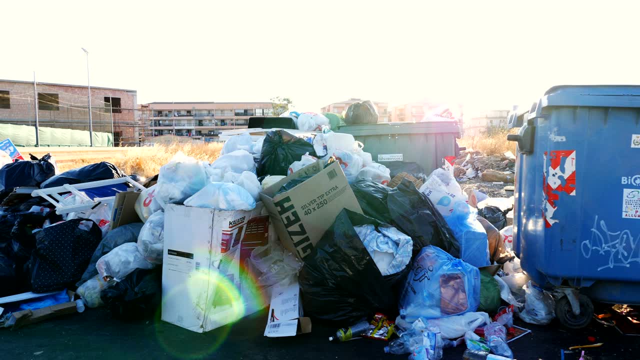 suciedad y basura abandonada en la carretera - agosto de 2017, calabria, italia