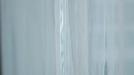 cortina blanca para ventana grande durante el día para fondo de recursos gráficos