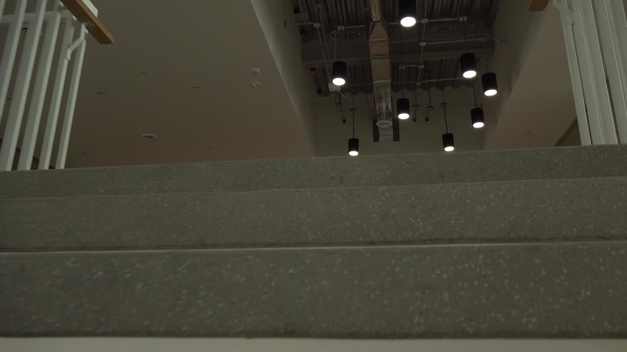 pov de persona enferma subiendo escalones de la oficina con síntomas de mareos