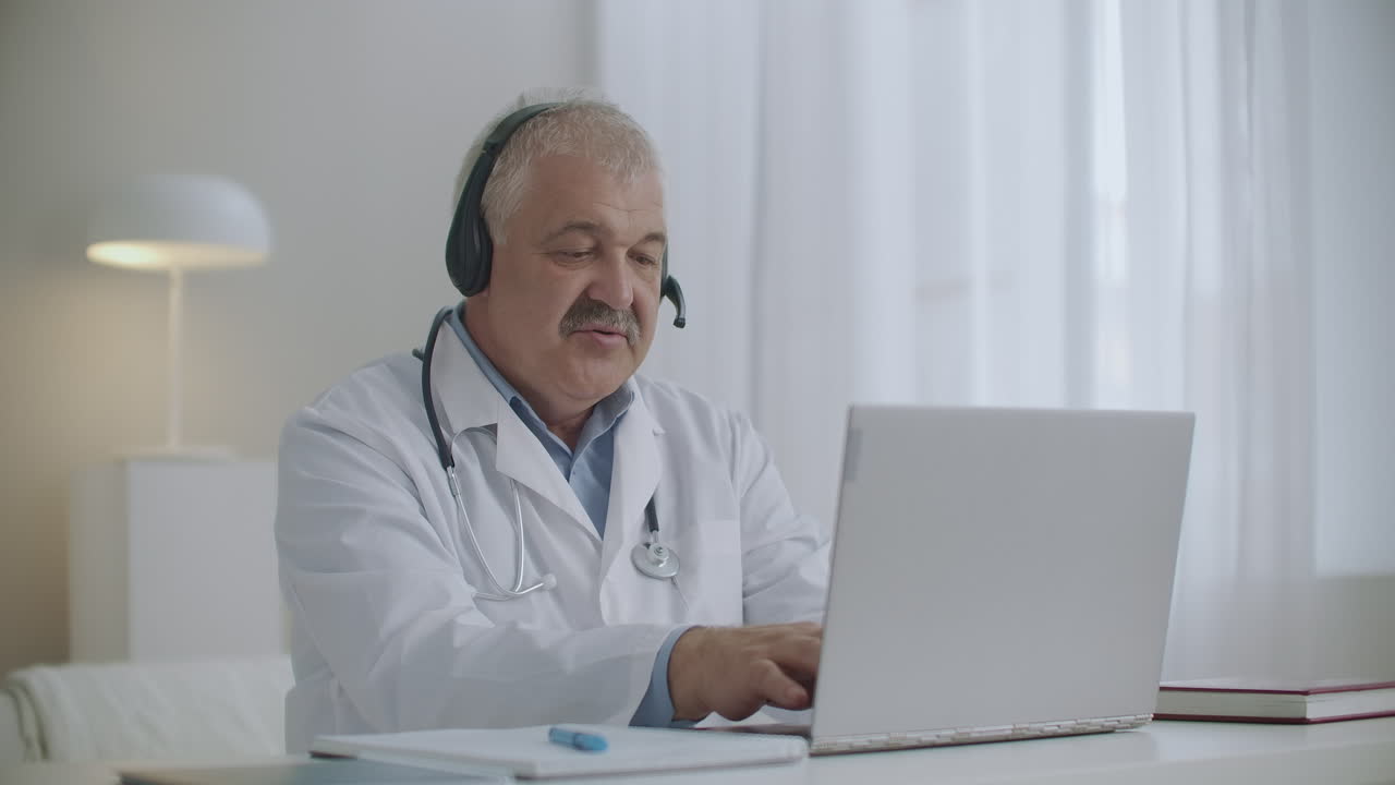 el médico jefe del médico está hablando con los empleados por chat en línea en el portátil durante la reunión diaria de la mañana