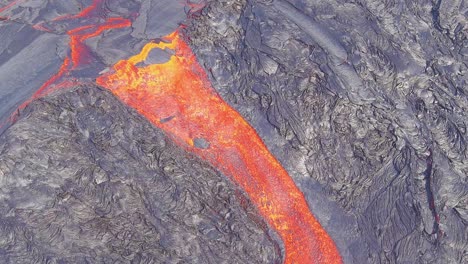 Hermosa-Toma-Aérea-Abstracta-De-Ríos-De-Lava-Que-Fluyen-Cerca-De-La-Erupción-Explosiva-Volcánica-Del-Volcán-Fagradalsfjall-En-Islandia