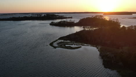 Toma-Aérea-De-La-Marisma-Salada-O-Los-Humedales,-Un-Dron-épico-Disparado-Hacia-El-Sol,-Girando-Lentamente