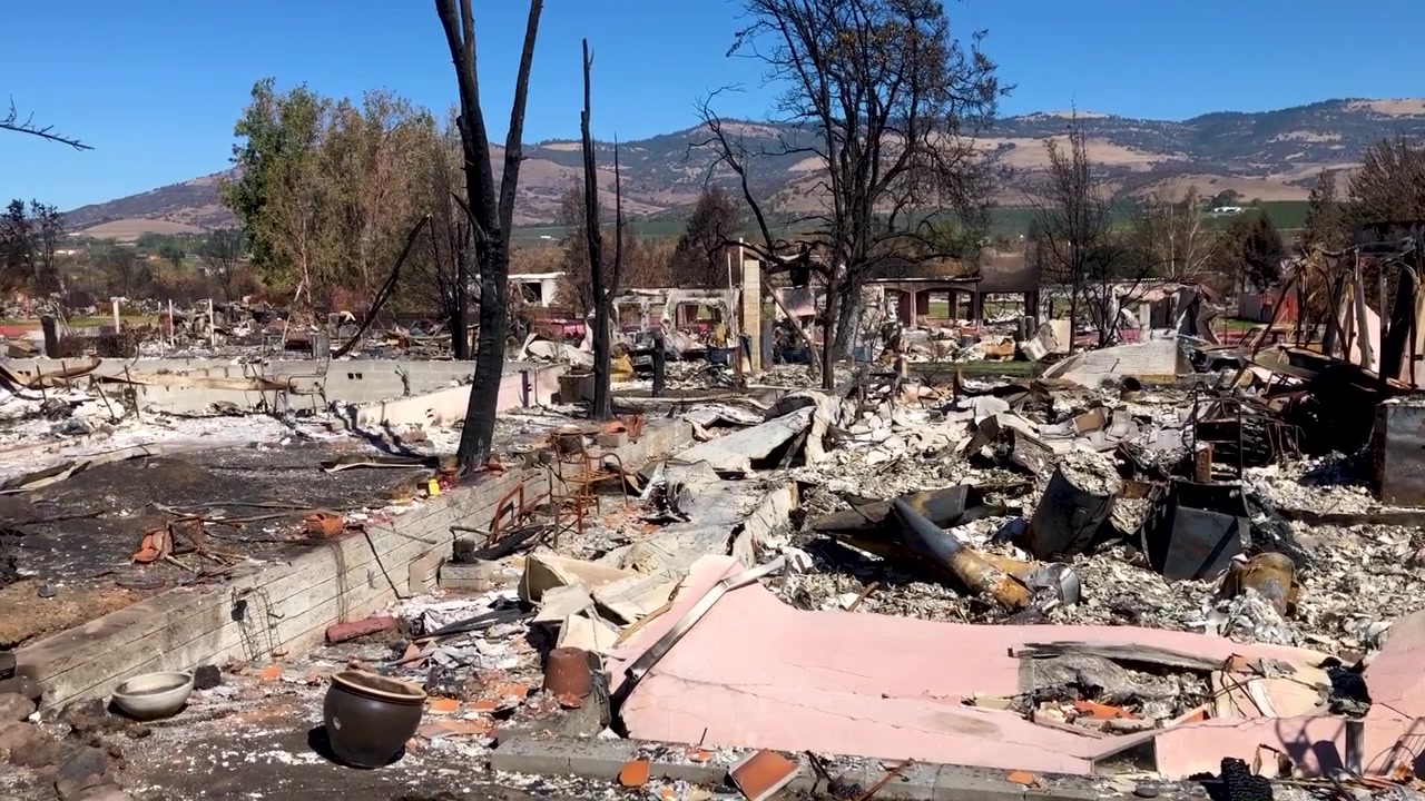 Daños por incendio en casas quemadas en Talent, Oregón