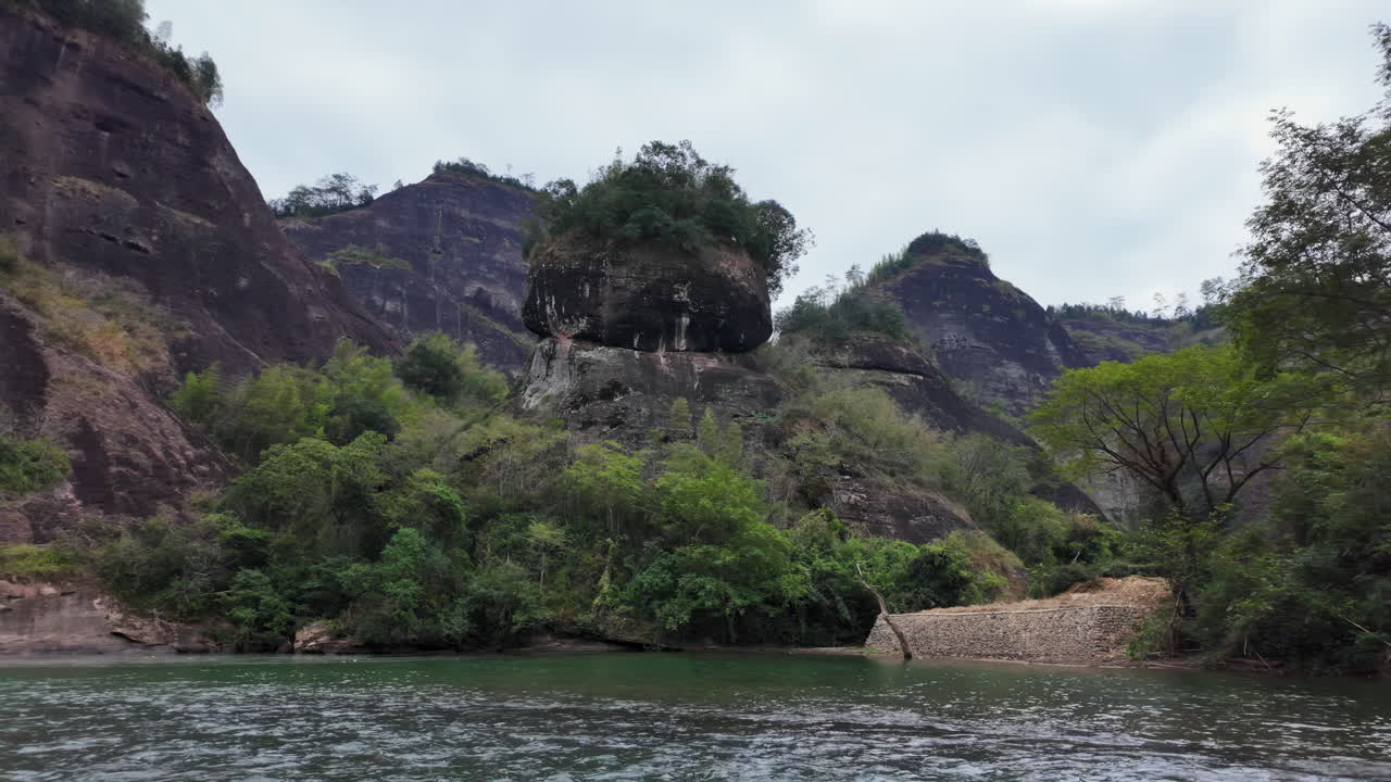 живописный горный речный ландшафт