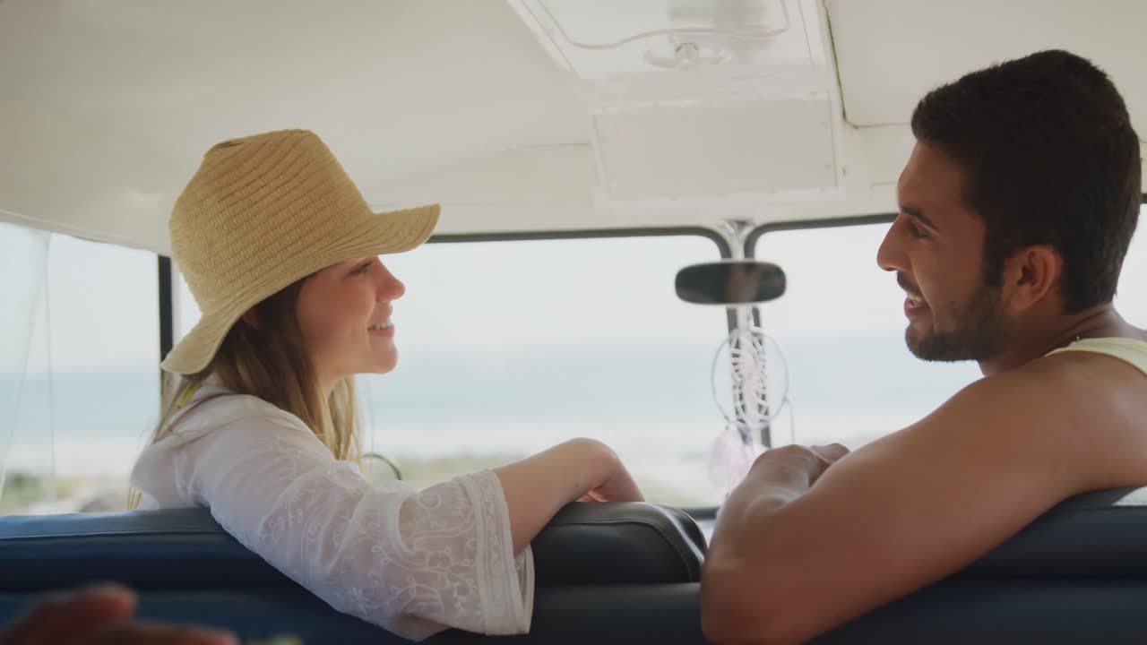 Giovane coppia che parla in un camper 4k