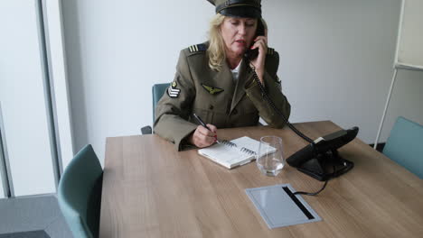 mujer madura en el teléfono