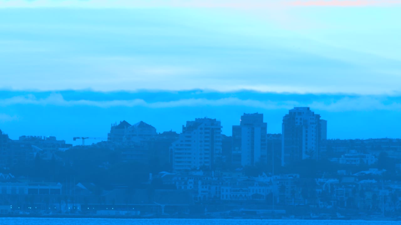 푸른 하늘이 있는 카스카이스 해안의 놀라운 전망