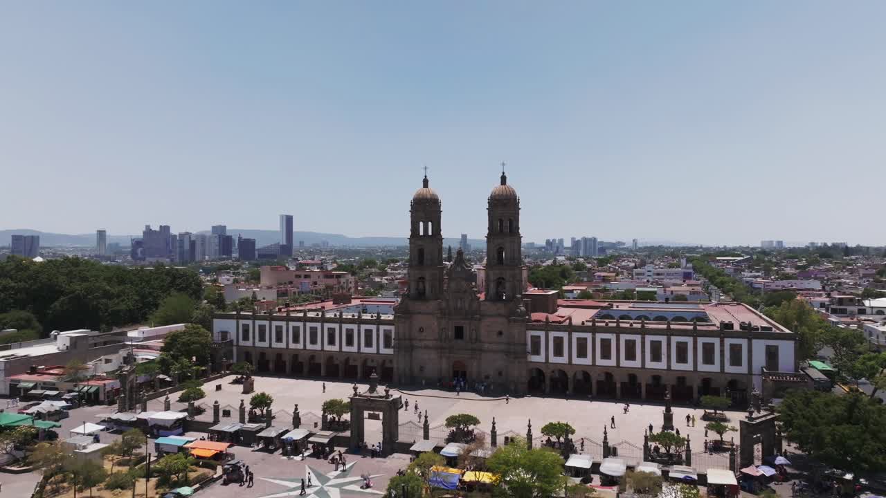 Basílica de Nossa Senhora de Zapopan e paisagem urbana de Guadalajara, México, com drone se afastando
