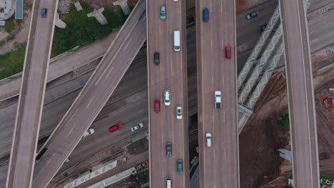 Vista-De-Pájaro-Del-Tráfico-En-La-Autopista-Principal-En-Houston