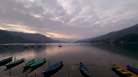 paisaje una vista sombría del lago phewa en pokhara, nepal