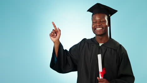 graduado, educación y señalamiento de la mano por el hombre