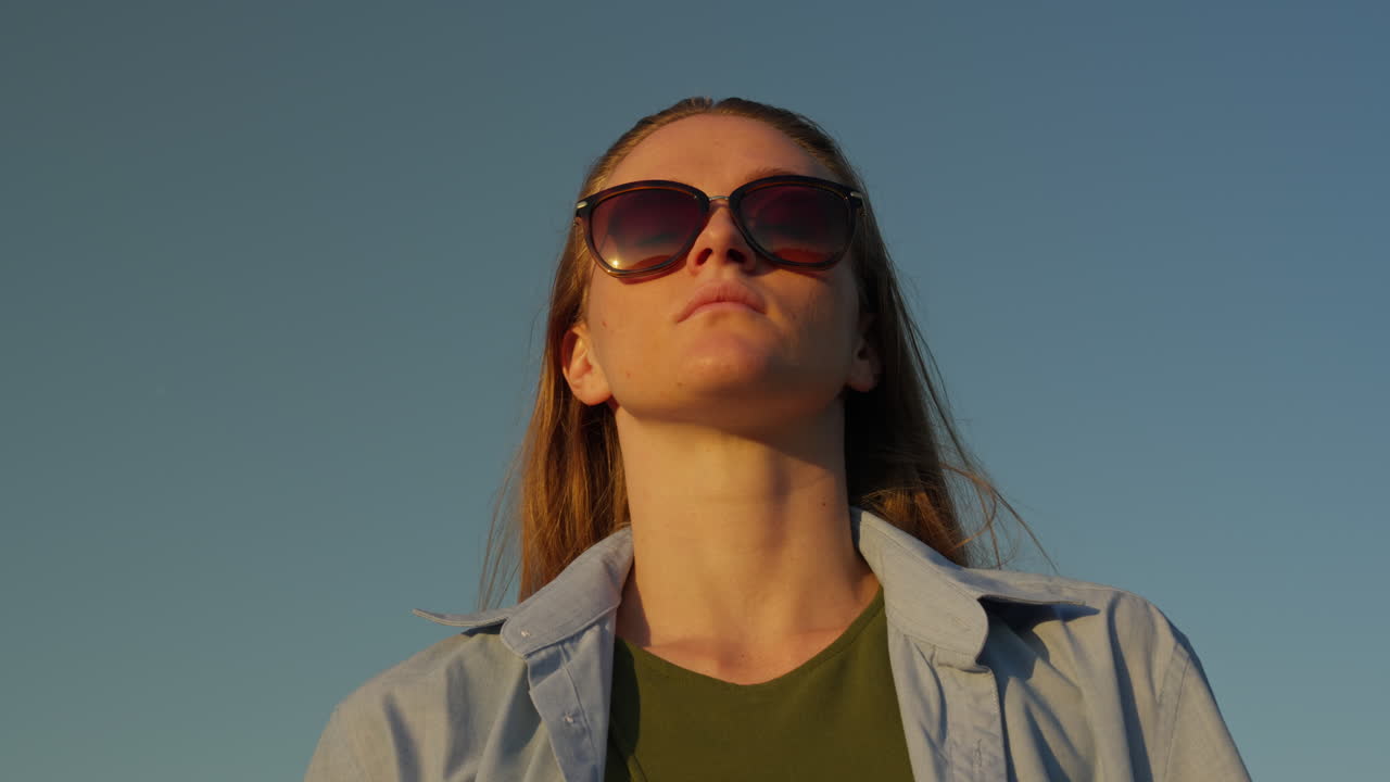 молодая женщина смотрит, мода, солнцезащитные очки