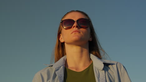 mujer joven mirando fijamente, moda, gafas de sol