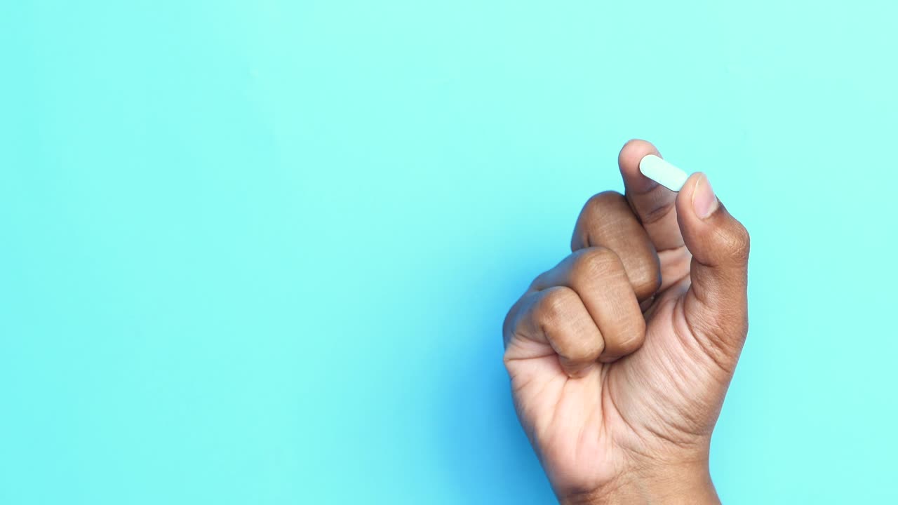 알약을 들고 있는 손