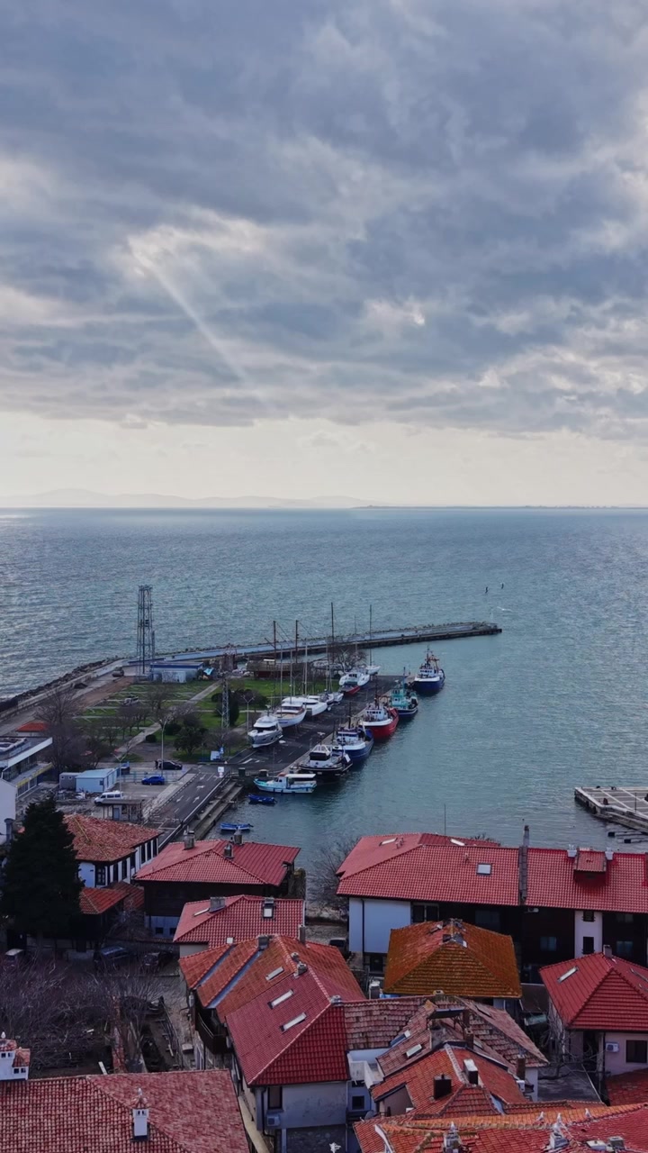 Barche ormeggiate al porto di Nesebar, in Bulgaria, durante una giornata nuvolosa