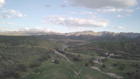 Vista-Aérea-De-Drones-De-Un-Puente-De-Tren-Frente-A-La-Cordillera-De-Auas-En-Windhoek-Namibia