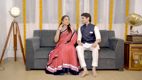 una pareja india sentada y hablando.