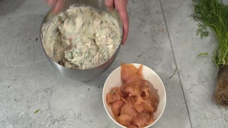 jugo de pimienta y limón agregado al relleno de smorgastarta, salmón y eneldo