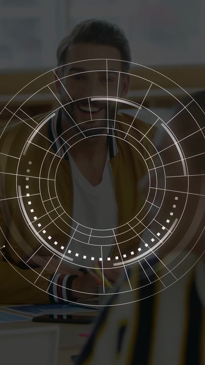 Video vertical: Hombre inclinado en el escritorio alcanzando papeles, con un HUD giratorio que revela su rostro para una revisión de diseño.