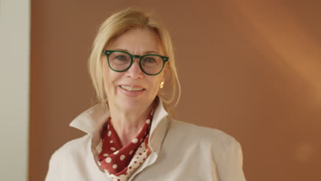 retrato de una hermosa mujer mayor sonriendo a la cámara