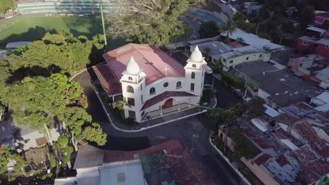 vista aérea de la iglesia católica de nuestra señora de guadalupe en santa tecla, el salvador