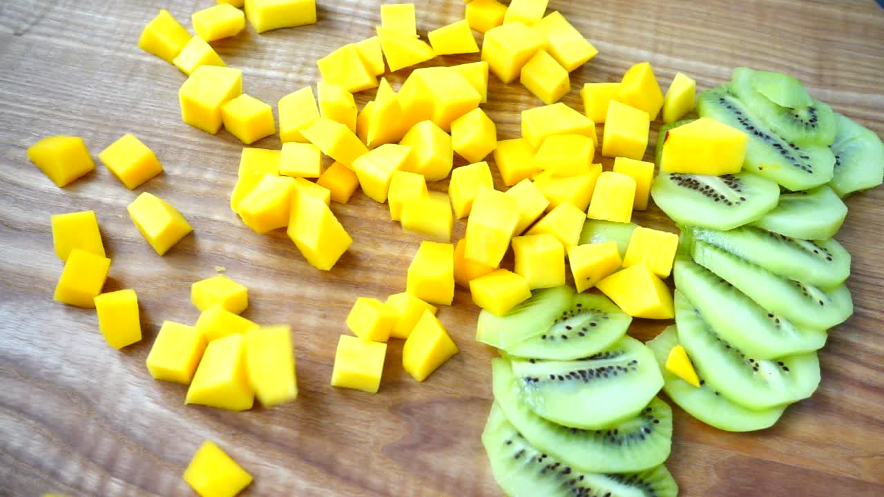 Insalata di mango e kiwi. Rallentatore. Riprese di cucina.