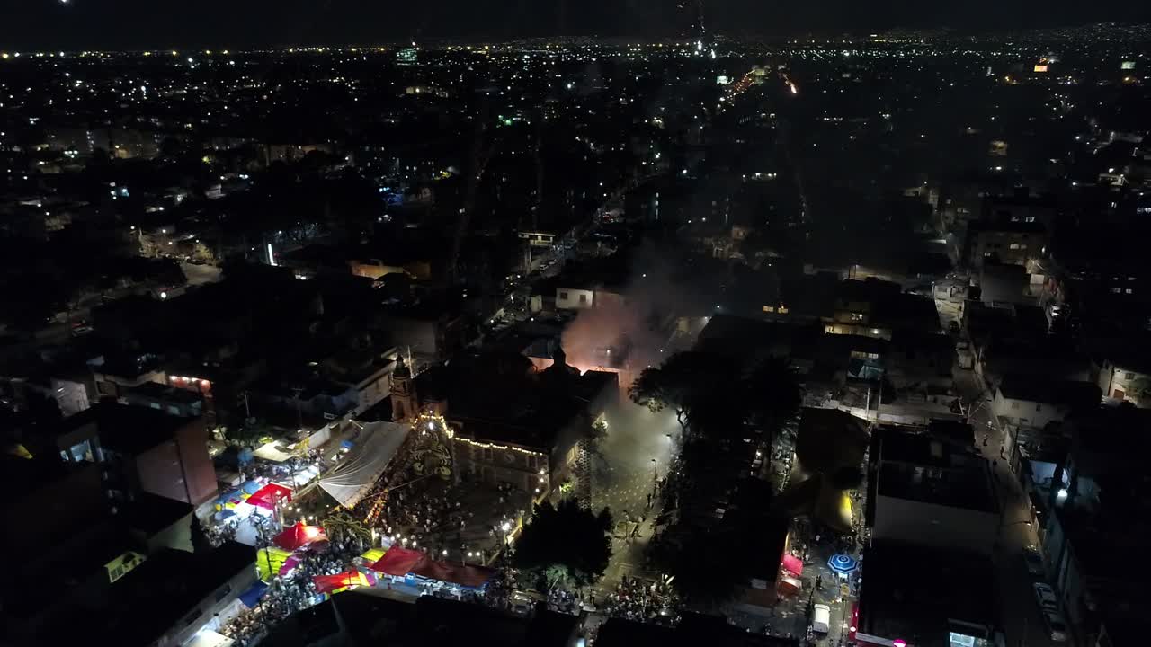 espectaculares fuegos artificiales de colores explotando en el cielo sobre una carpa en un festival local de la ciudad de méxico