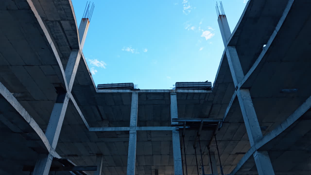 Salendo nello spazio aperto all'interno dell'edificio a più piani. Salendo in cima alla struttura edile.