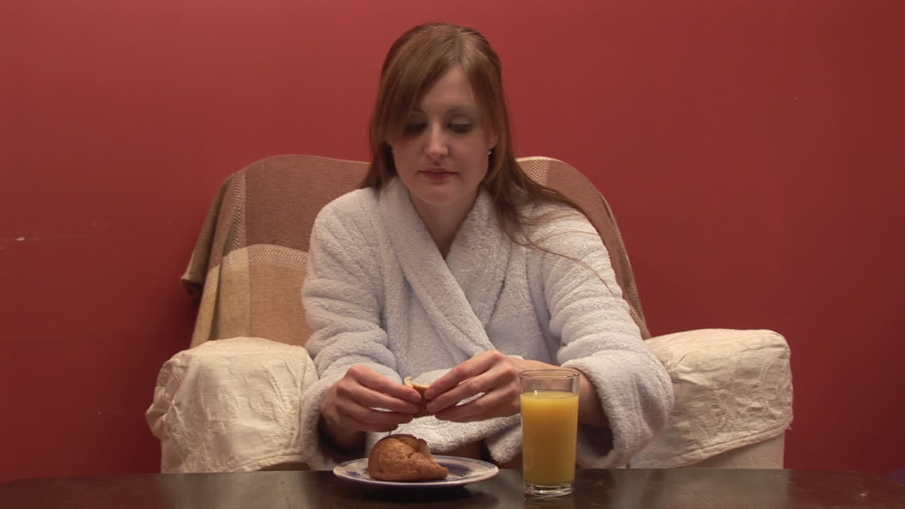 아침 식사를 하는 여자 의 스 영상