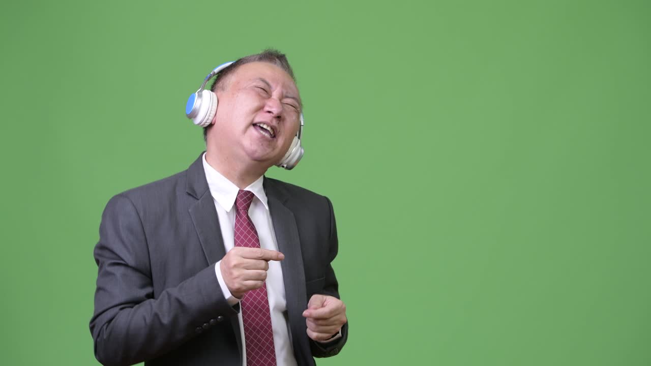 음악을 듣는 성숙한 일본인 사업가