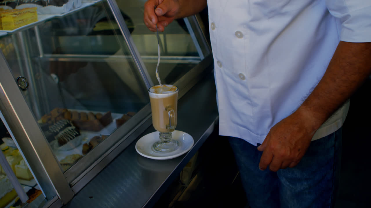 chef mezclando batido de chocolate con cuchara 4k