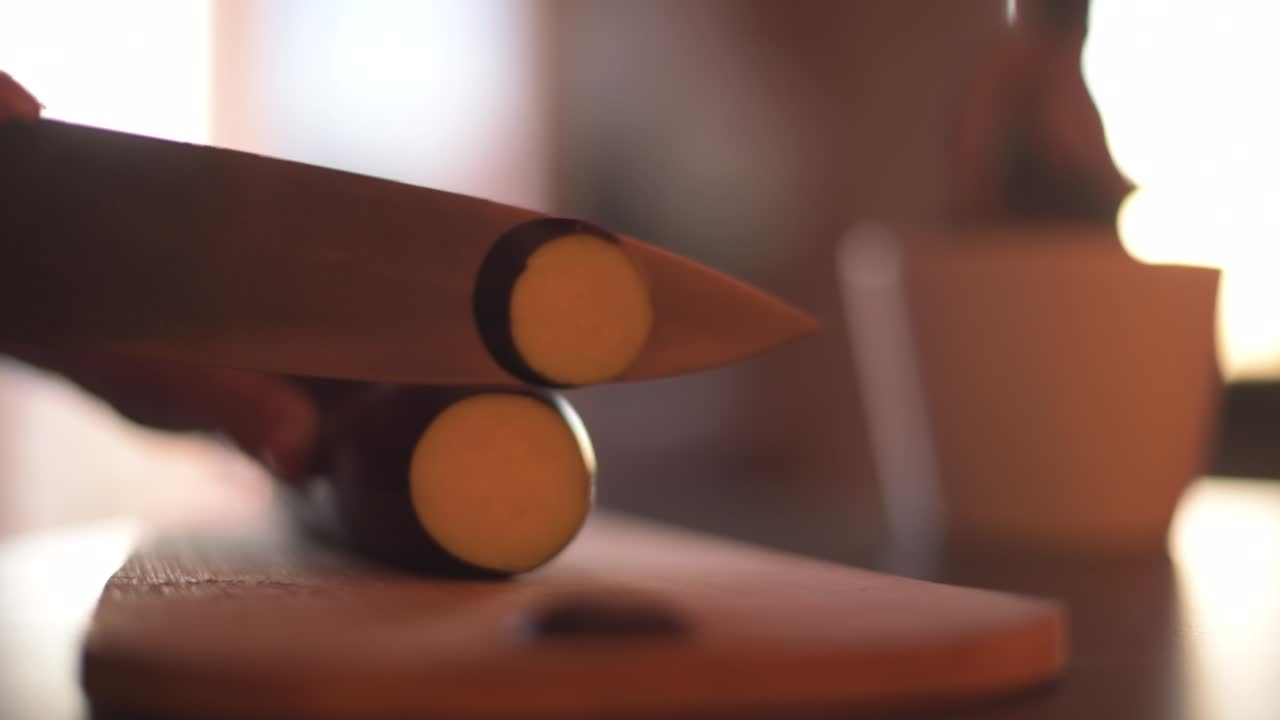 нарезка кабачков на кухне