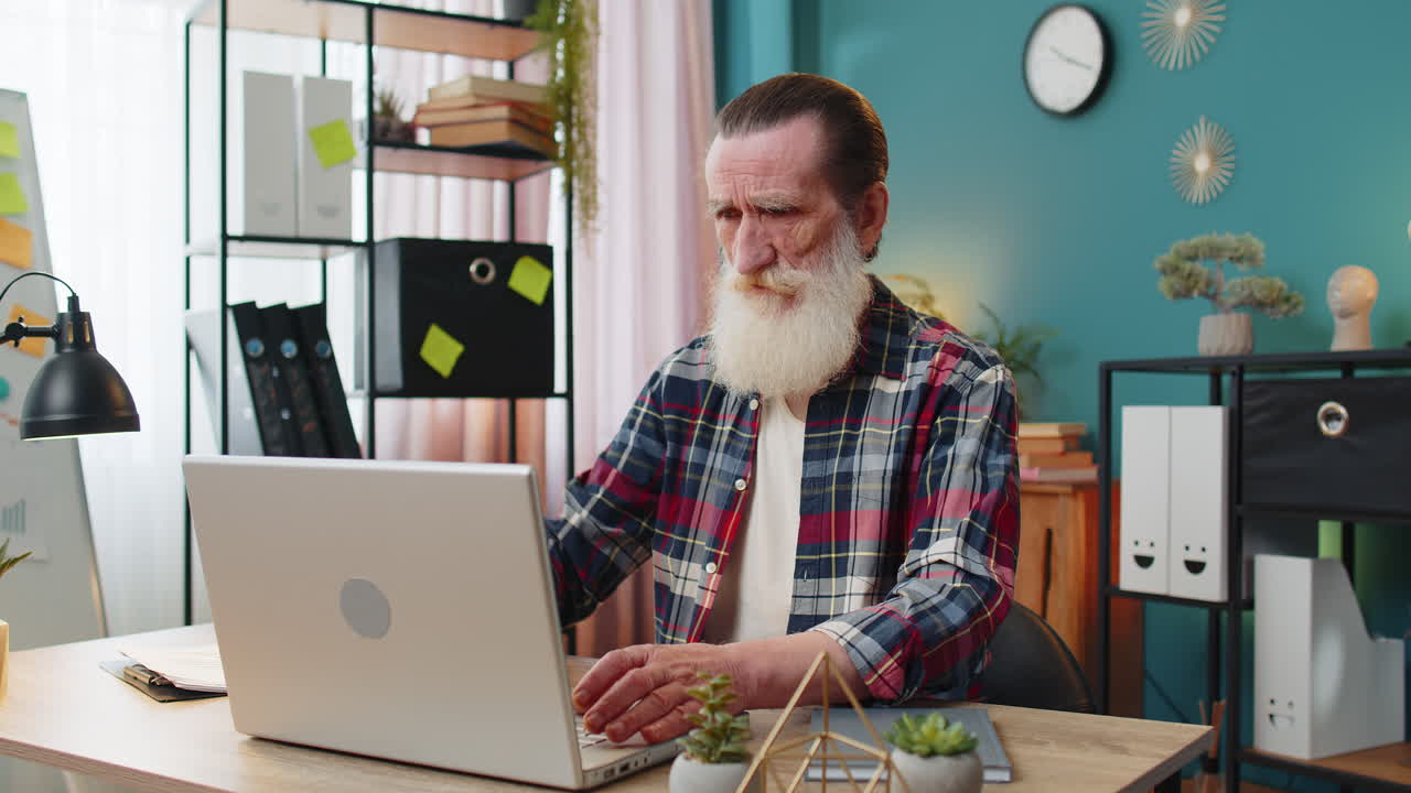 Frustrated senior man having software problems with laptop angry man get nervous seeing error virus