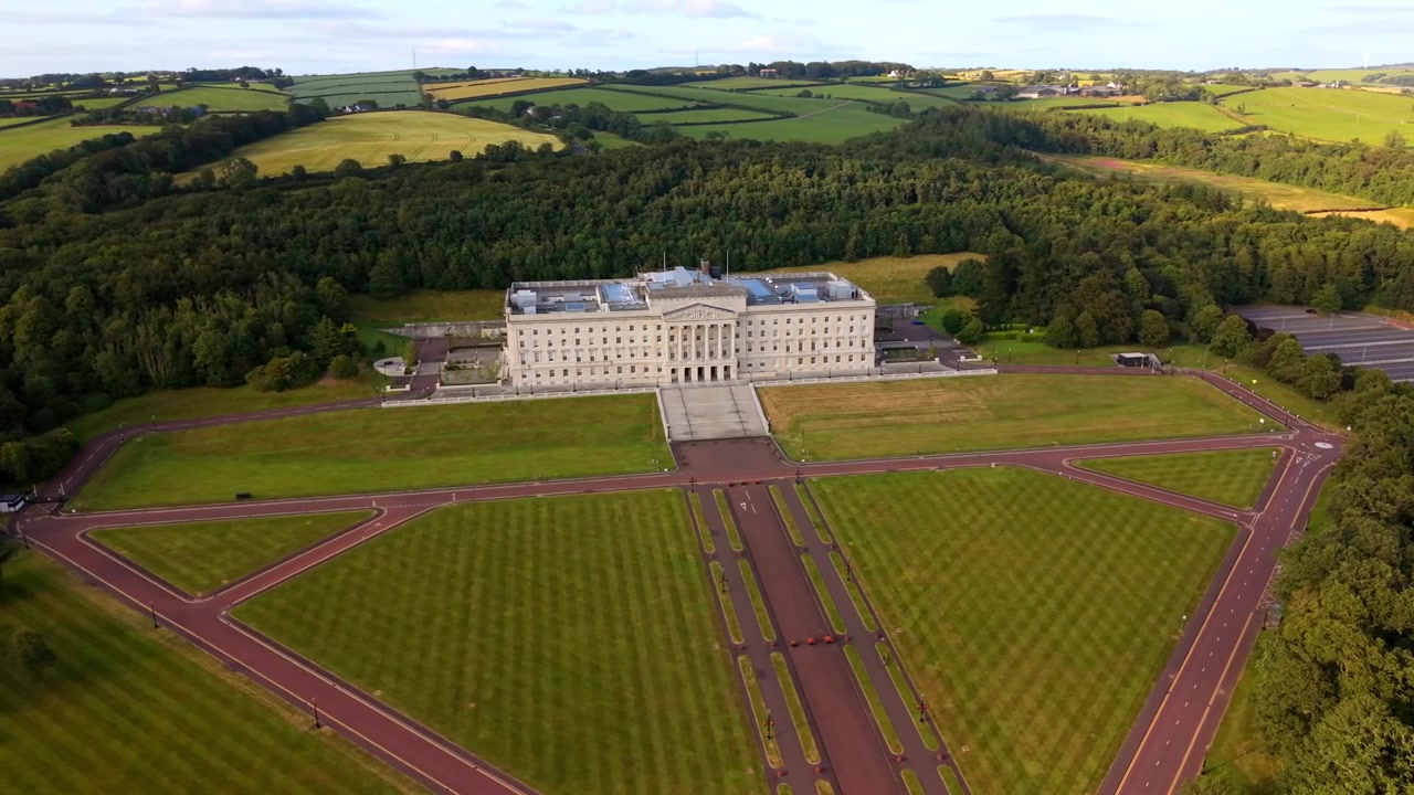 Letecké video 4K 60FPS po směru hodinových ručiček parlamentních budov Stormont v Belfastu, Severním Irsku ve Spojeném království. Vytvořeno v barevném prostoru Rec709 pro vysílání.