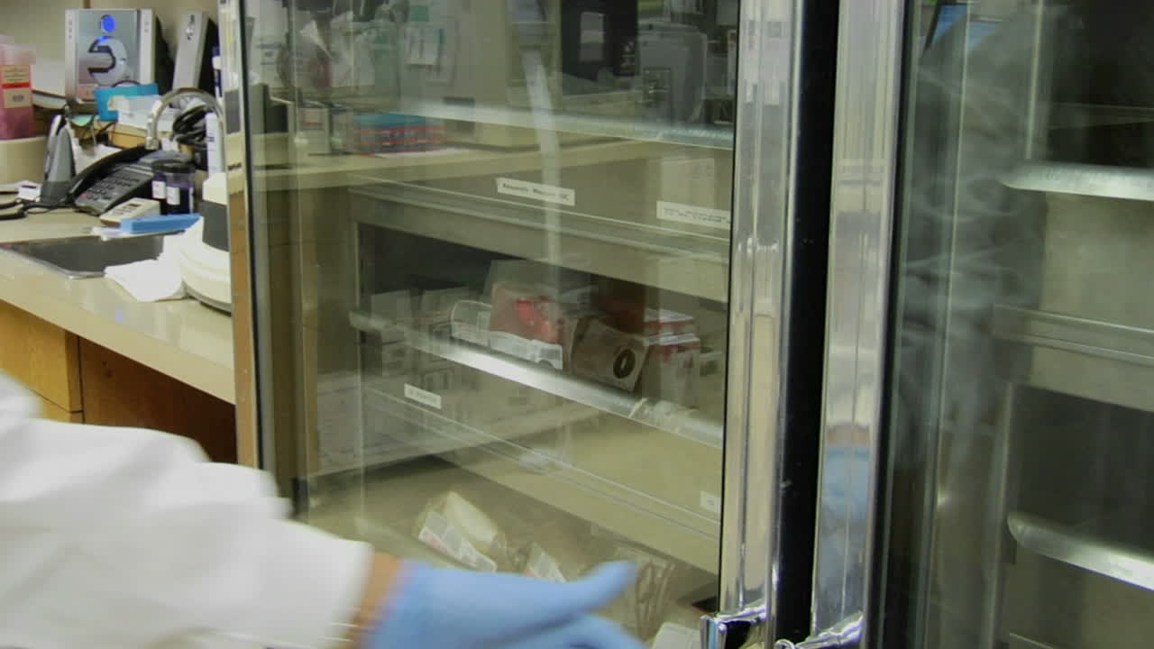 una enfermera saca una bolsa de sangre de un cajón en un banco de sangre 1