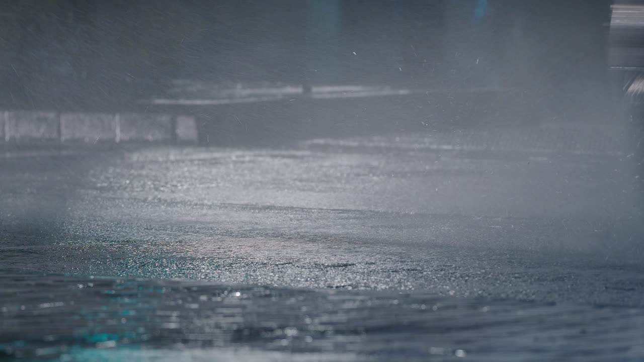 밤 비가 내리고 차들이 웅이로 길을 지나갑니다.