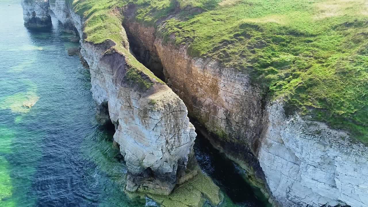 hermosos acantilados costeros de tiza durante la marea baja, con grietas visibles en los acantilados