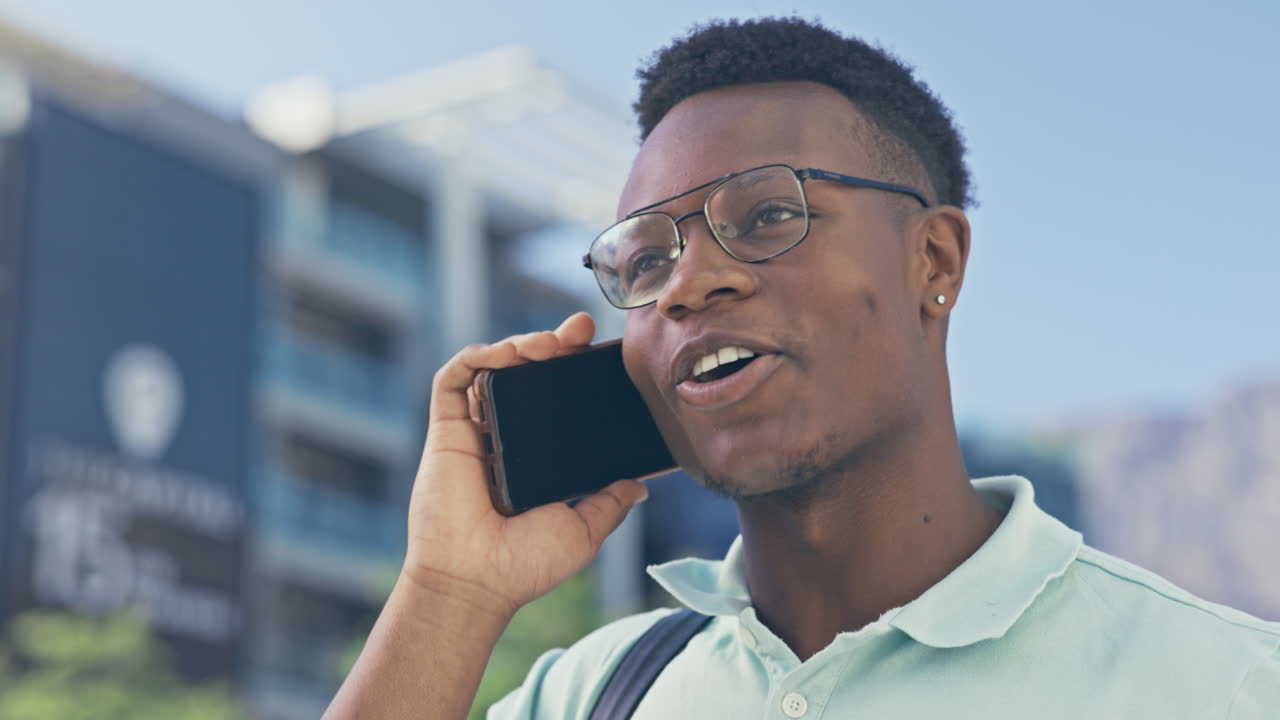 llamada telefónica, hola y hombre negro en una ciudad hablando