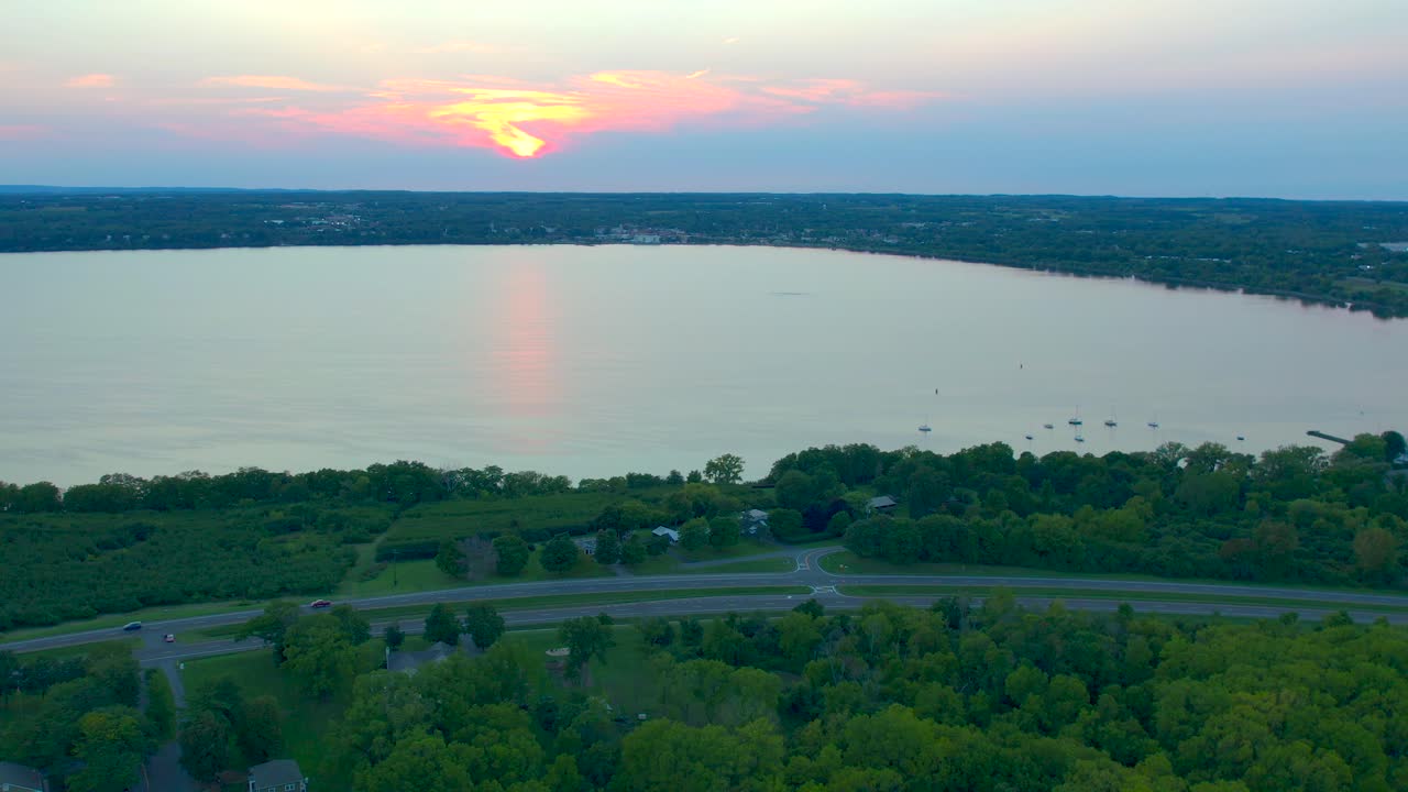 gran vista hermoso vuelo aéreo de drones sobre el lago seneca nueva york al atardecer