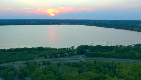 Tolle-Aussicht,-Wunderschöner-Drohnenflug-über-Den-Seneca-Lake-New-York-Bei-Sonnenuntergang