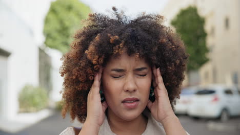 mujer, dolor de cara o de cabeza al aire libre con dolor