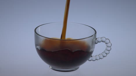 verter café en una taza de café con leche clara en cámara lenta