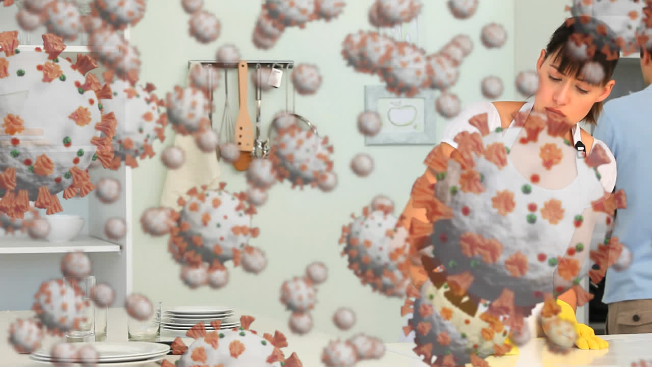 코로나19 세포는 집을 청소하는 여성에 대해 움직이고 있습니다.