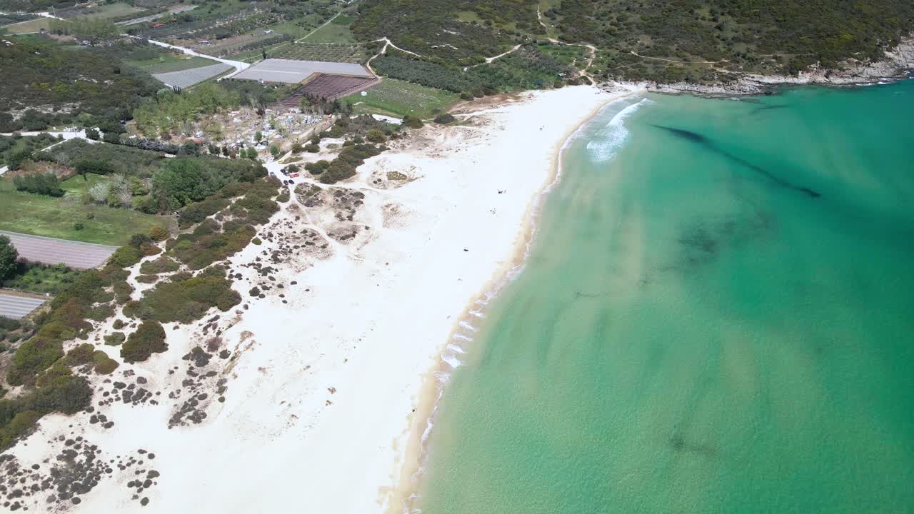 그리스의 열대 해변과 해변 바에서 높이 회전하는 4k 드론 클립