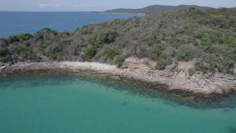 océano cristalino en la isla great keppel en el sur de la gran barrera de coral, costa de capricornio en el centro de queensland, australia
