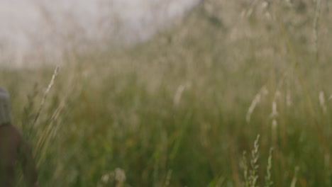 Attraktive-Junge-Inderin-Wandert-Lächelnd-Auf-Einer-Wiese-In-Der-Wildnis-Und-Erkundet-Ein-Friedliches-Reiseabenteuer-Im-Freien