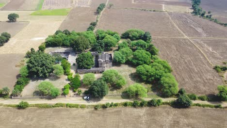 tomada aérea de drones de antiguos templos hindúes de shiv y el monasterio de rannod en shivpuri de madhya pradesh, india