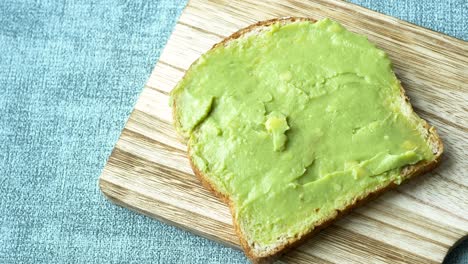 tostadas de aguacate en una tabla de cortar de madera